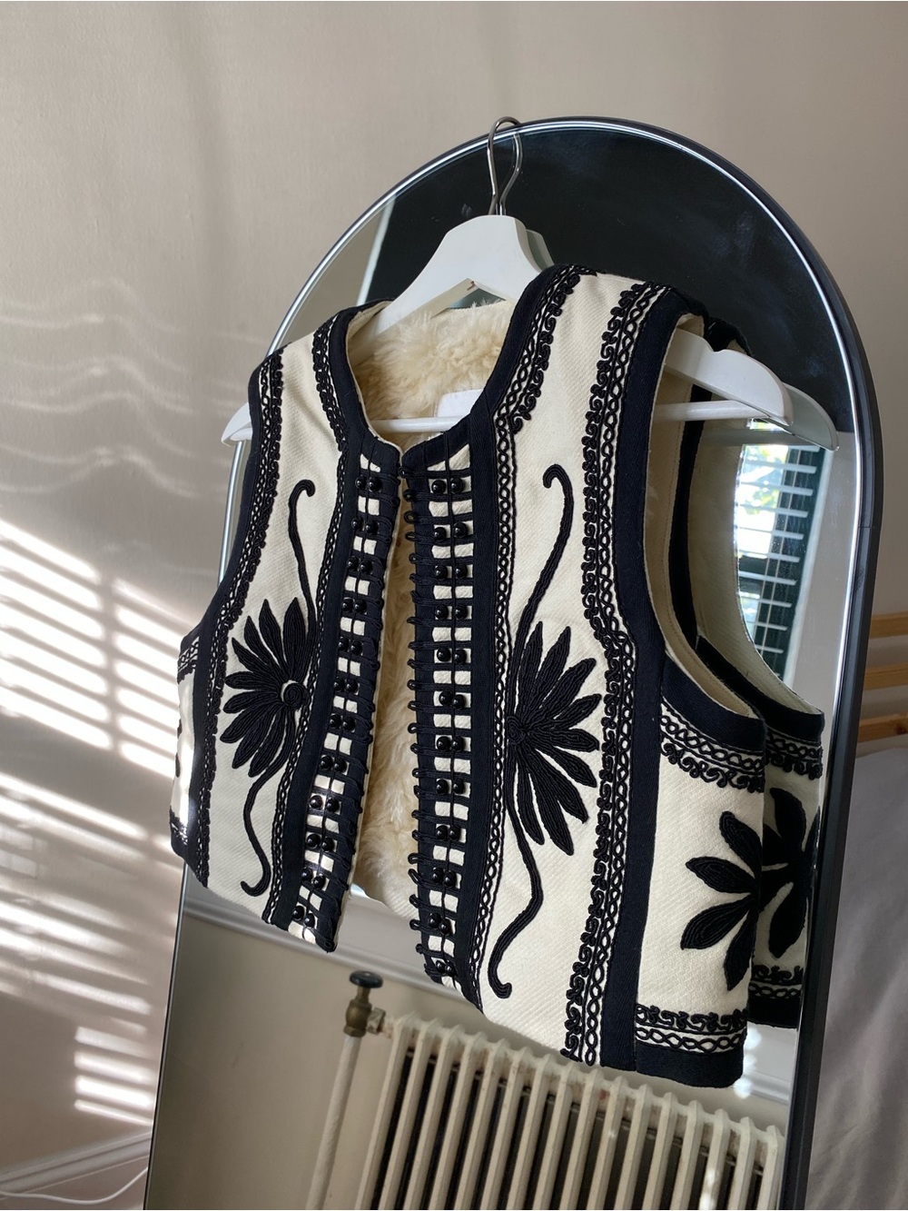 Sea NY Embroidered Cropped AMBROSE SOUTACHE VEST
Cream/Black, XXS